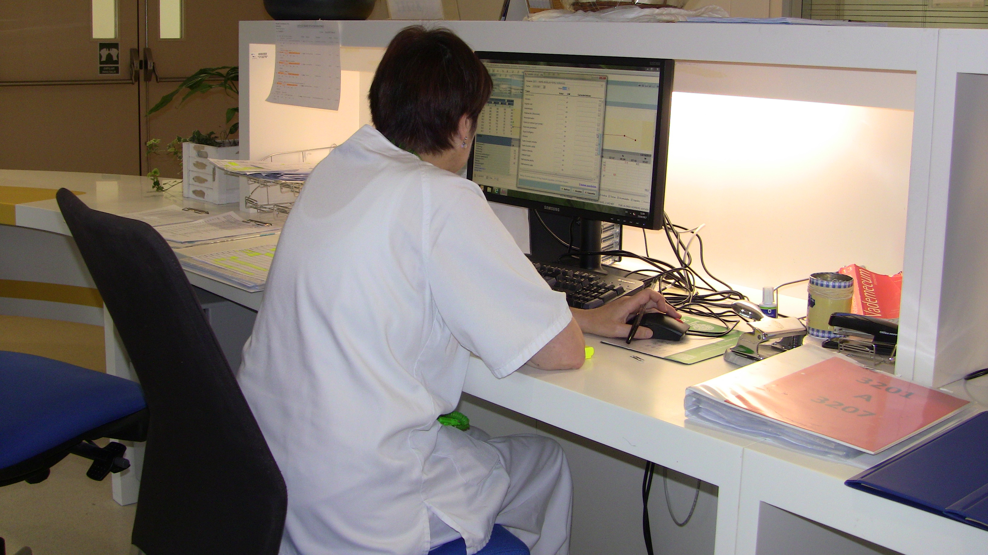 Una enfermera de Castilla y León ante un ordenador en un hospital